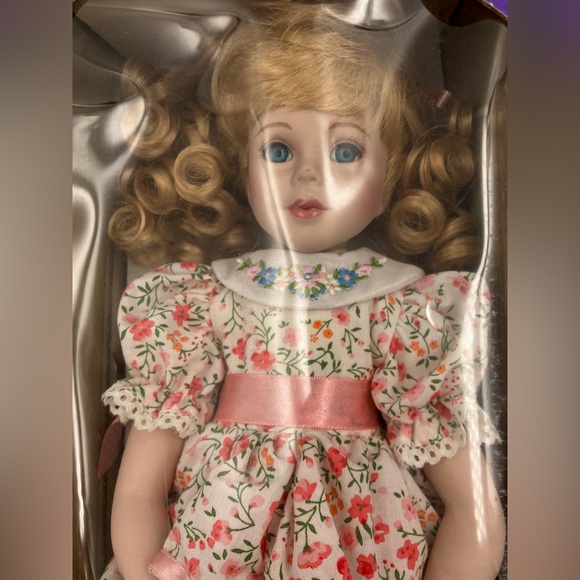 Vintage Treasure In Lace 15" Porcelain Doll Open Box Great Condition - Picture 9 of 13